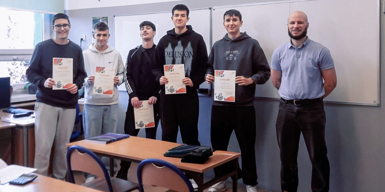 Uczniowie klasy 4a docenieni za pracę podczas praktyk w Arcellor Mittal