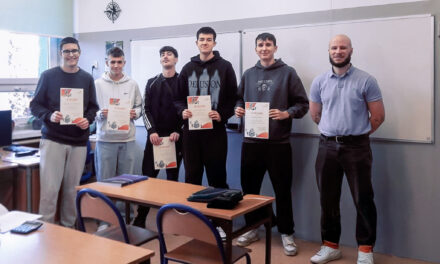 Uczniowie klasy 4a docenieni za pracę podczas praktyk w Arcellor Mittal